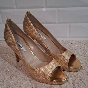 Oscar de la Renta Elegant Gold Textured Heels